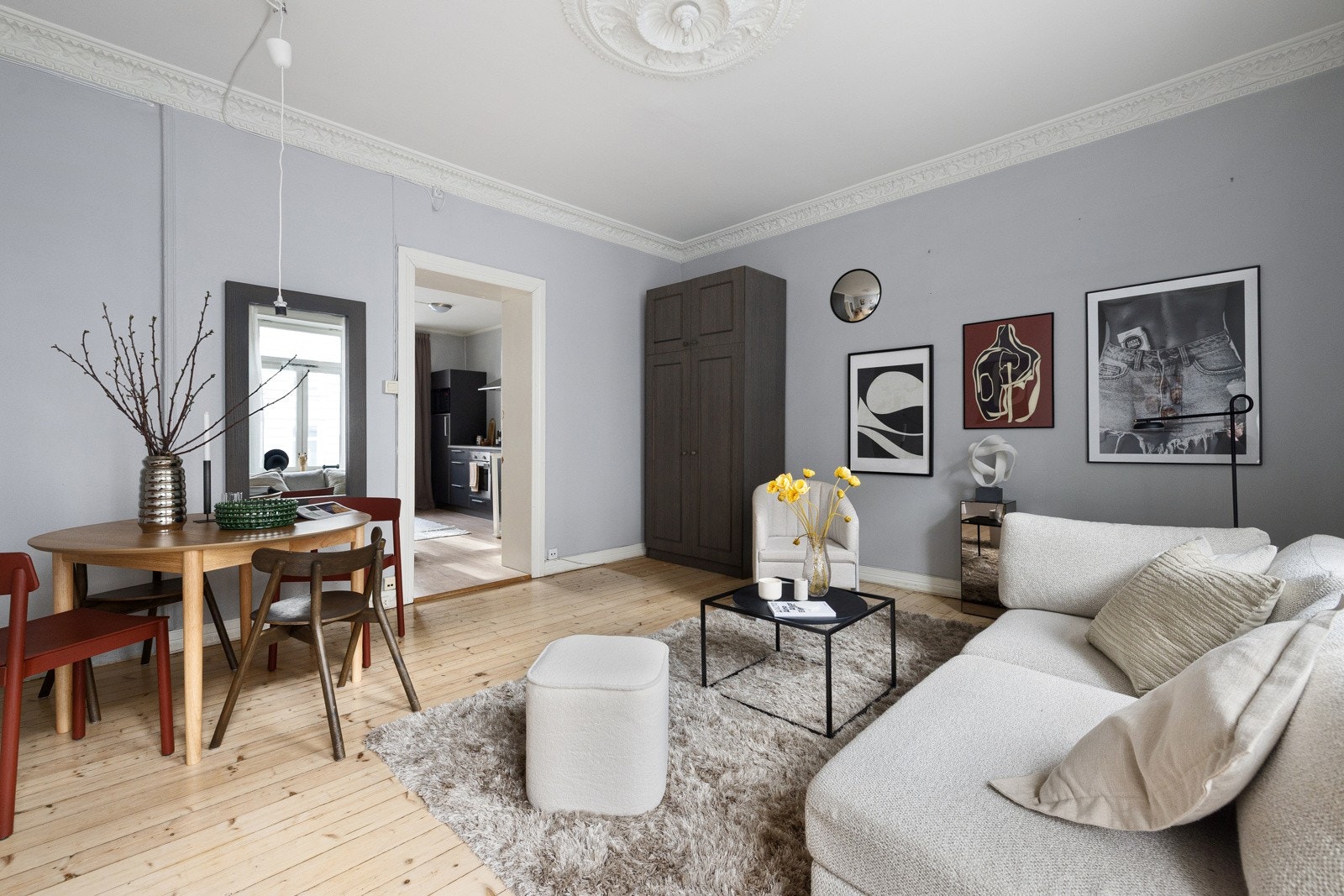 Her er det gode møbleringsmuligheter med plass til stor sofagruppe med tilhørende møblement og spisebord. Galleribilde