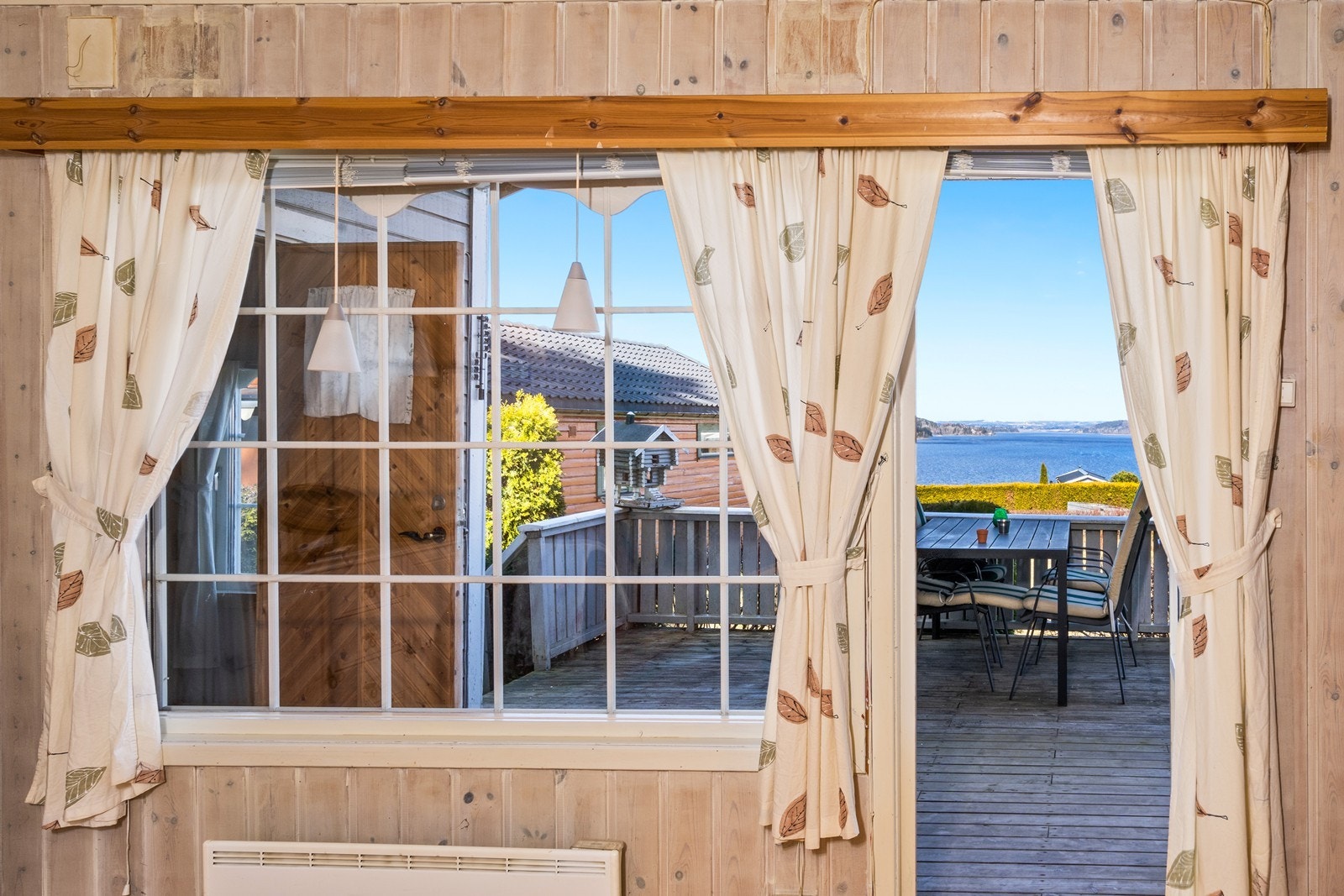 Fra stua er det utgang til terrasse- perfekt for avslapping i naturskjønne omgivelser Galleribilde