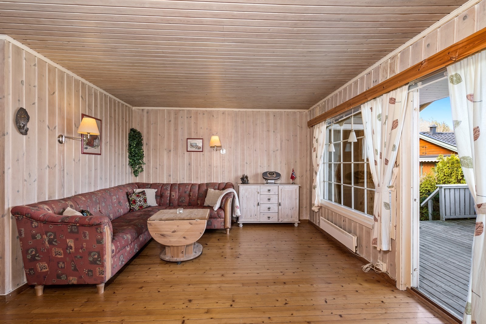 Store vindusflater som slipper inn rikelig med naturlig lys Galleribilde