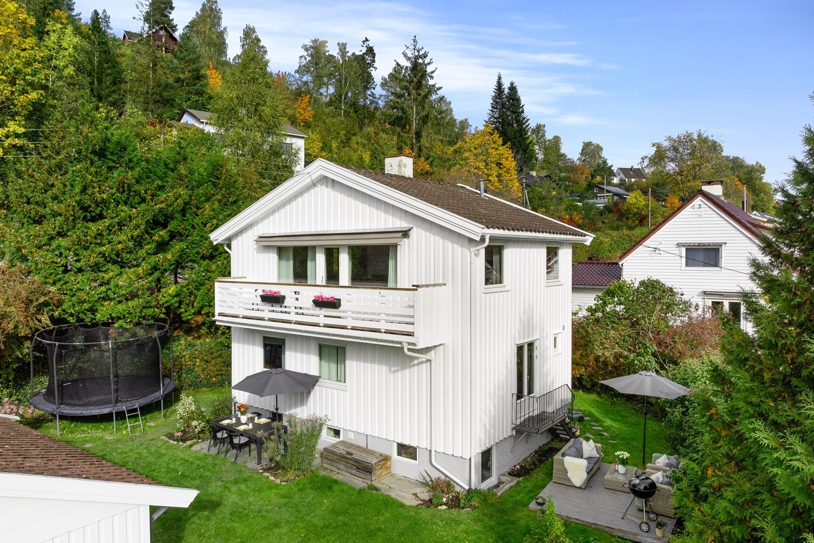 Boligen er velholdt og svært betydelig oppgrsdert i 2021 og 2025. Galleribilde