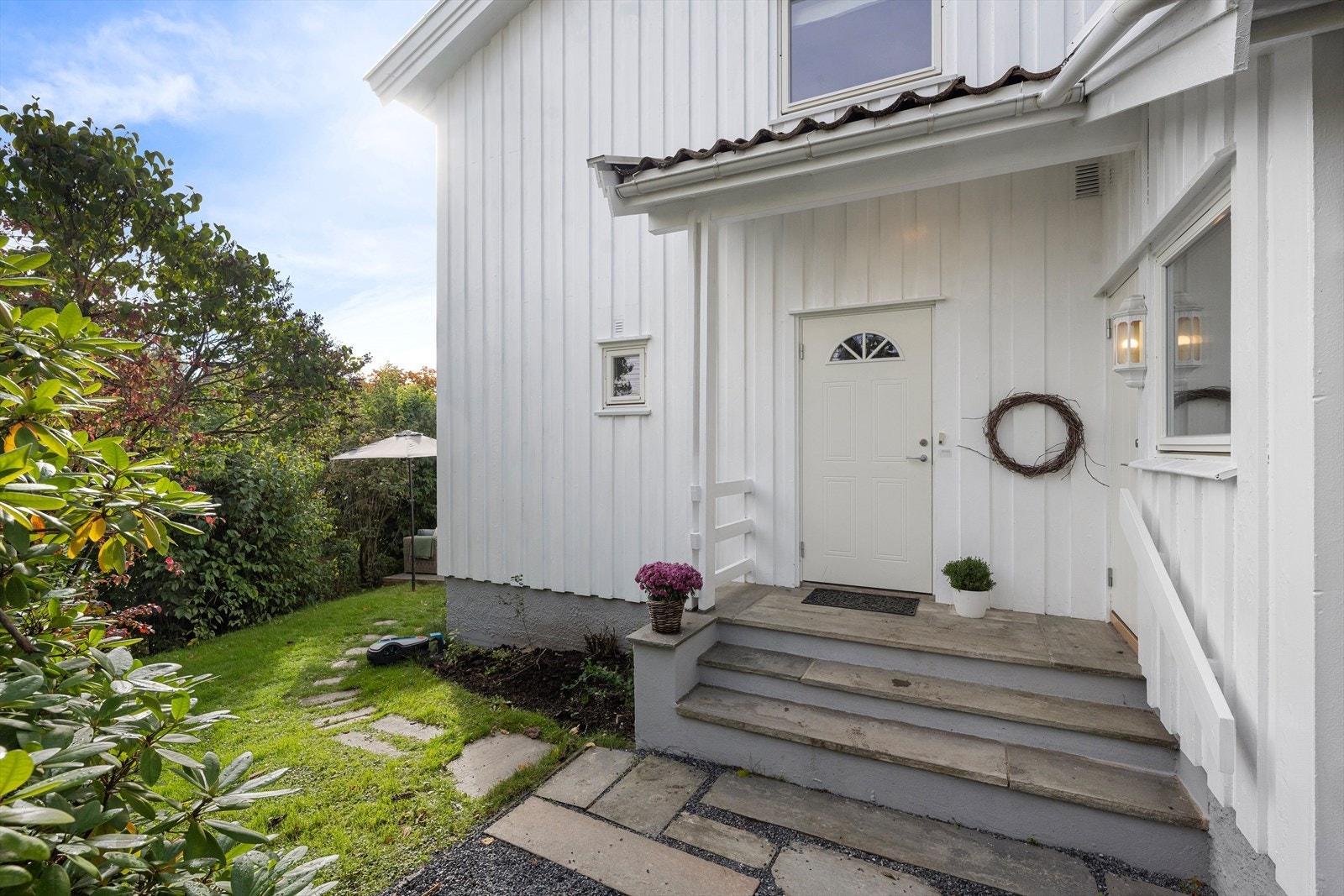 Velkommen til Presteveien 34 A. Steinheller foran inngangspartiet. Stor, praktisk bod på 5 kvm. Galleribilde