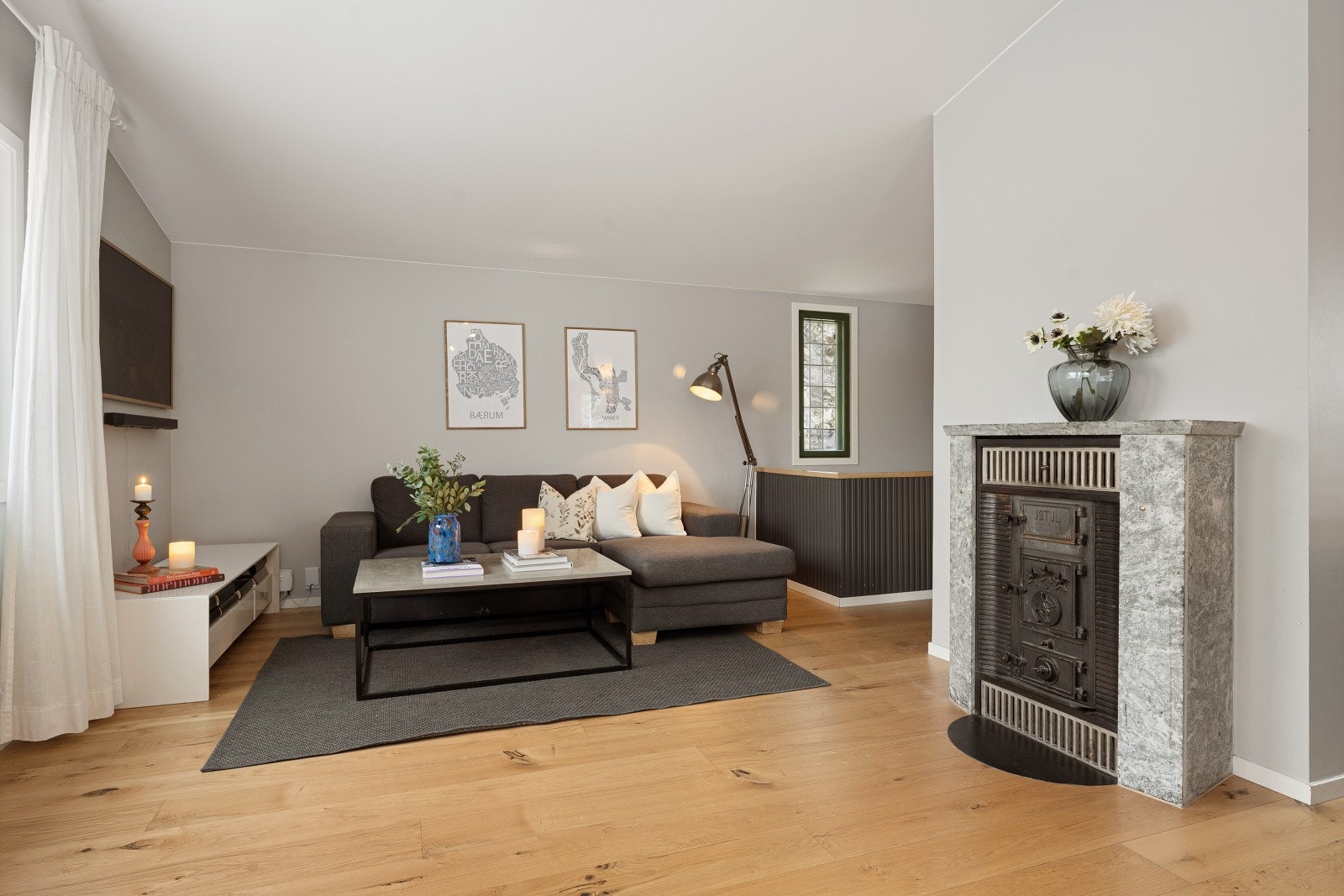 Stuen har enstav parkettgulv og vedovn som skaper god varme og en hyggelig, lun stemning. Galleribilde