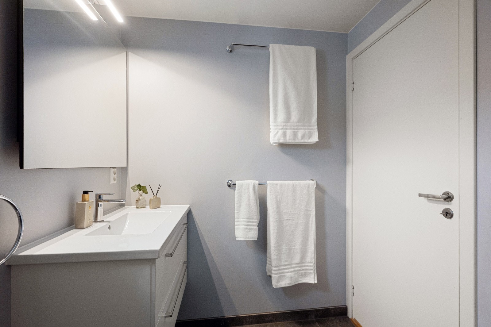 På badet er det malte plater som kan endres farge etter eget ønske. Galleribilde