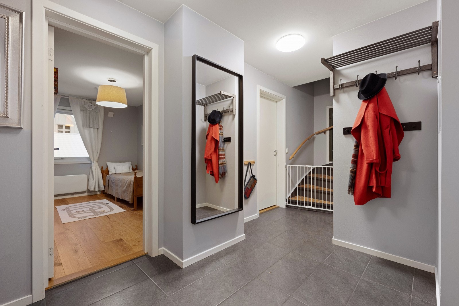 Entréen er av god størrelse og har god plass til å henge fra seg klær. Galleribilde