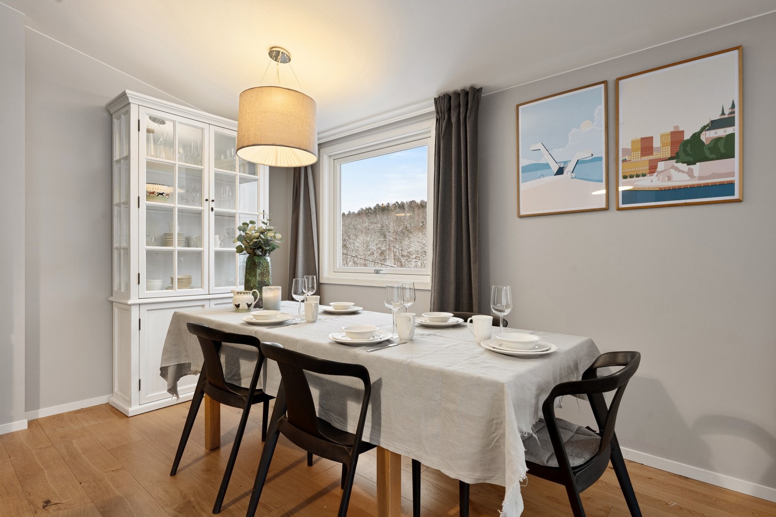 Det er en romslig spiseplass med hyggelig utsyn over nærområde og hagen. Galleribilde