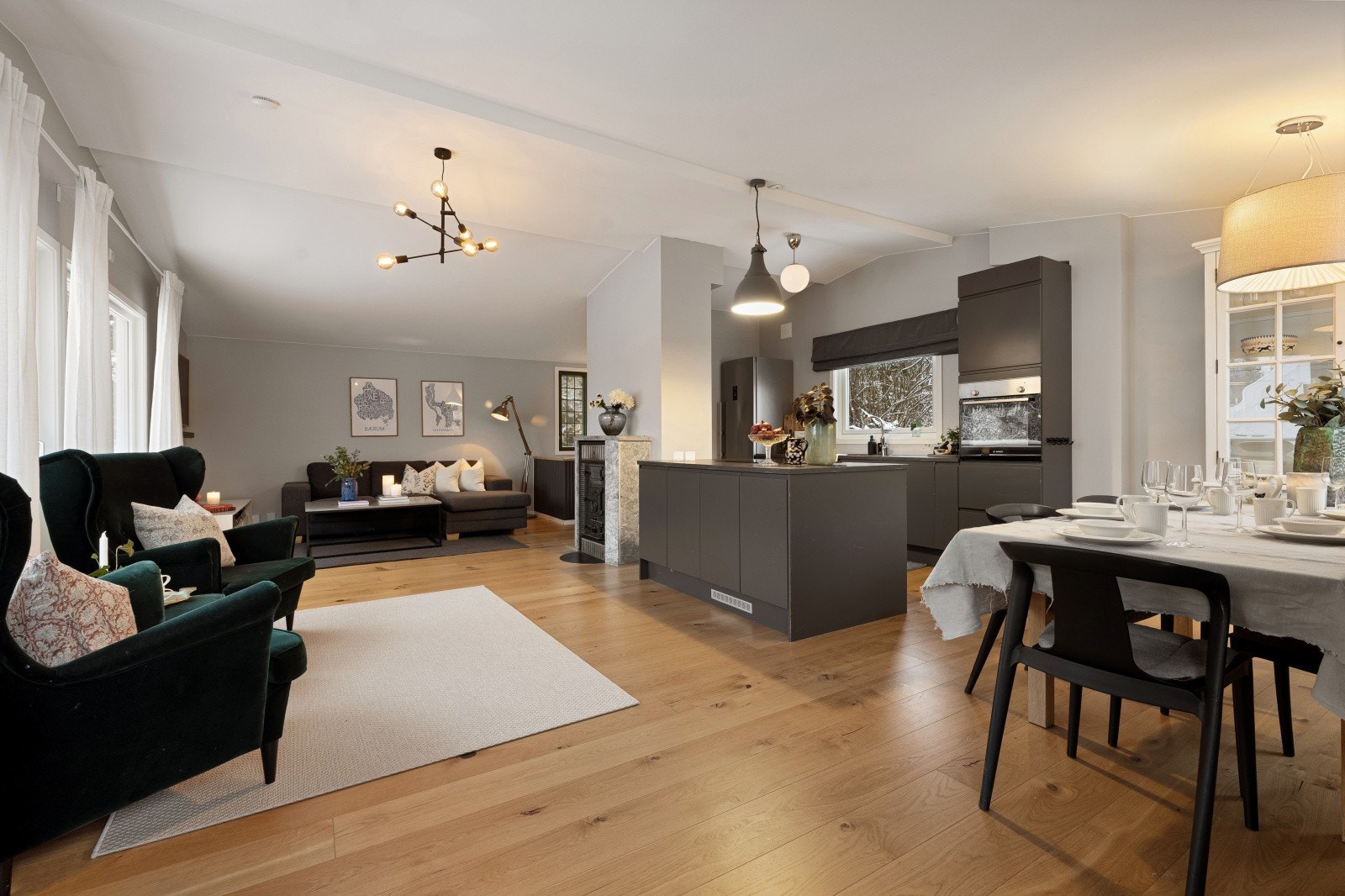 Det er en takhøyde på 2,87 m i 2 etg som gjør rommet romslig samtidig som er mye lys inn fra vinduer på 3 sider. Galleribilde