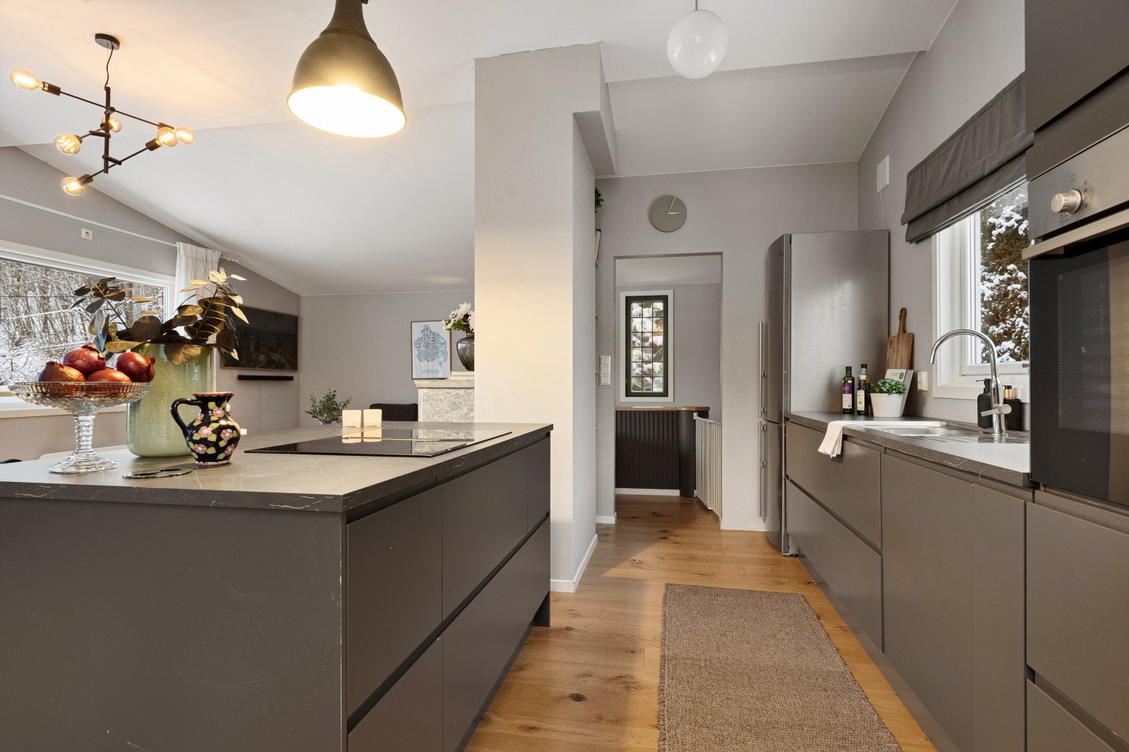 Stort og praktisk kjøkken fra 2021 med kjøkkenøy, laminat benkeplate og integrerte hvitevarer foruten kjøleskap. Galleribilde