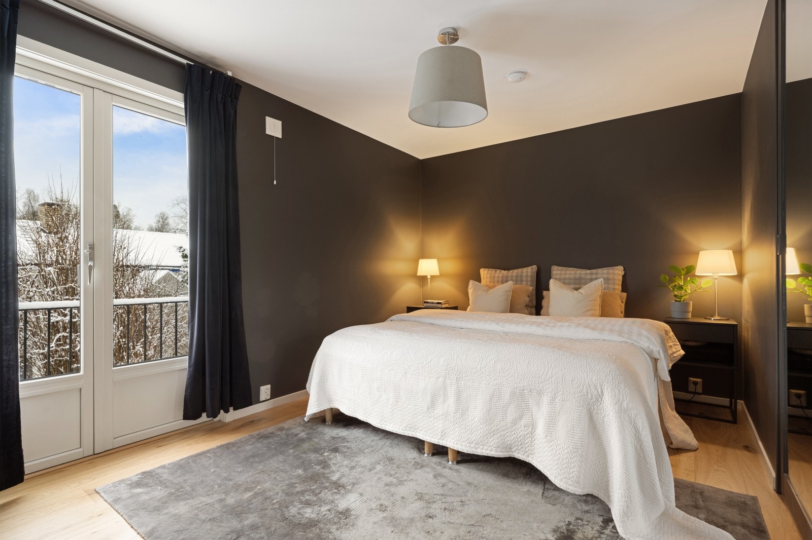 Hovedsoverommet er av god størrelse med integrert skyvedørsgarderobe og franskbalkong. Galleribilde