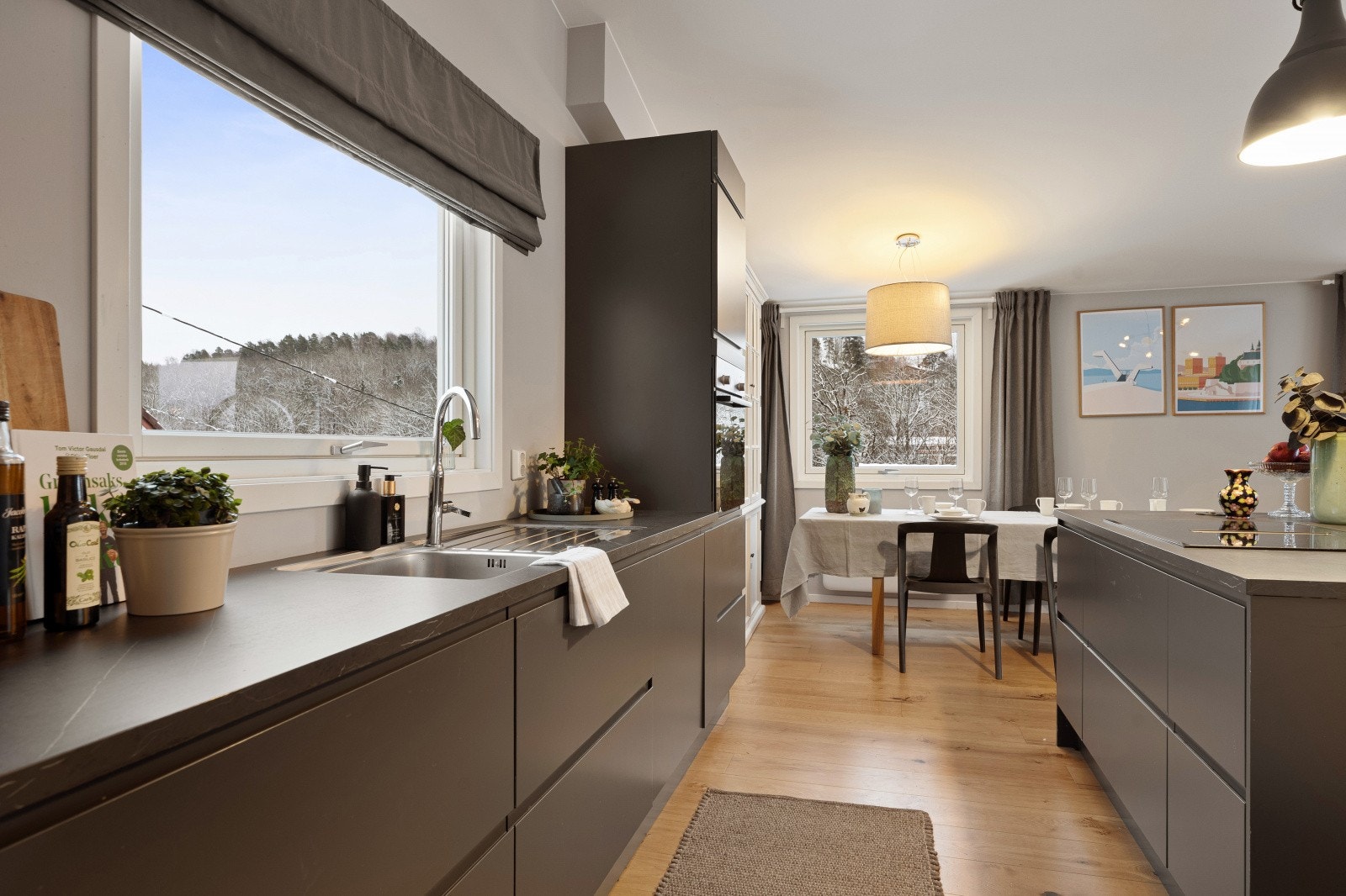 Kjøkkenet fra Aubo har integrerte hvitevarer og mye naturlig lys fra vinduene. Galleribilde