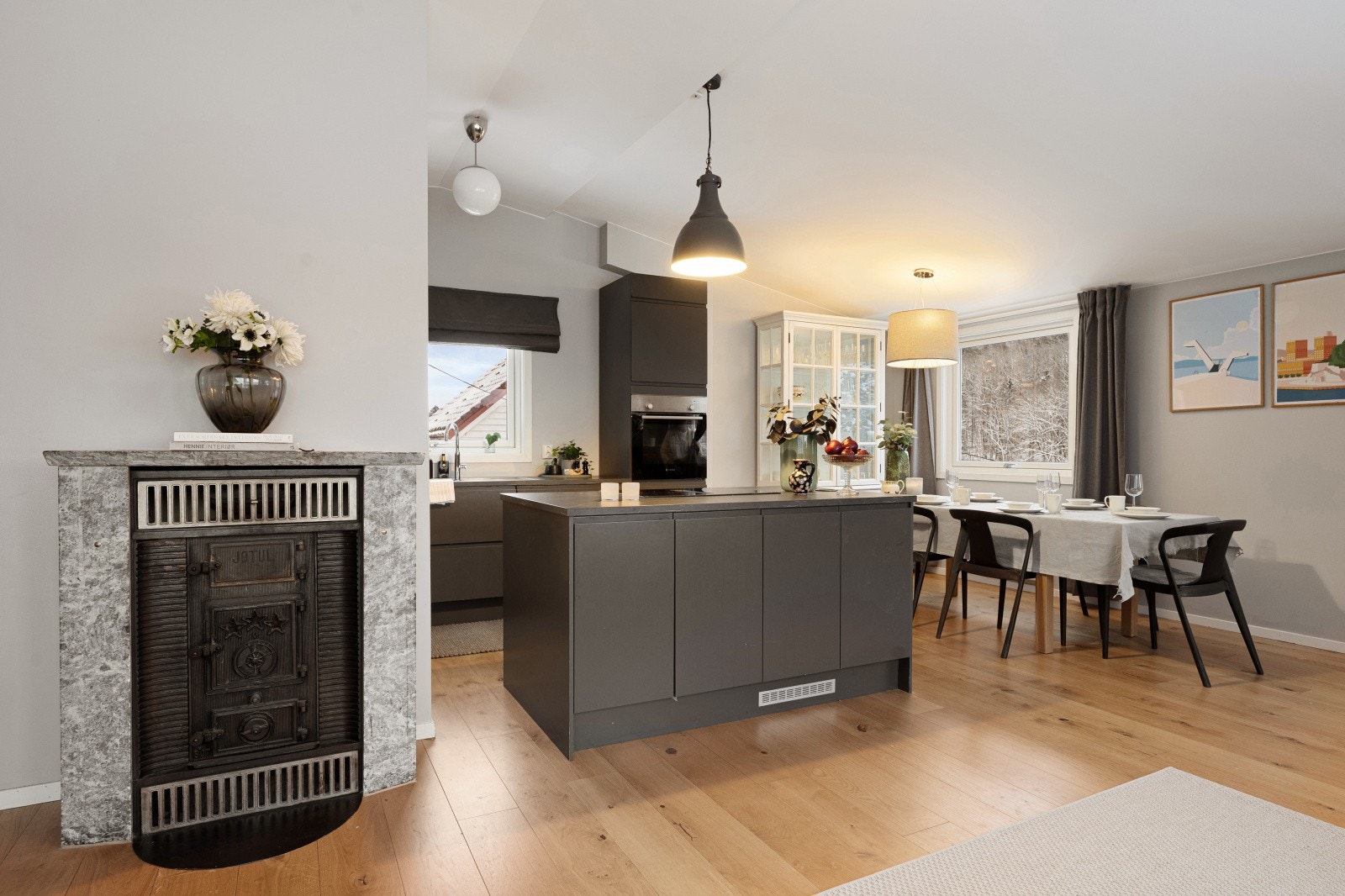 Hyggelig peisovn fra byggeår som er sentralt plassert mellom stue og kjøkken. Galleribilde