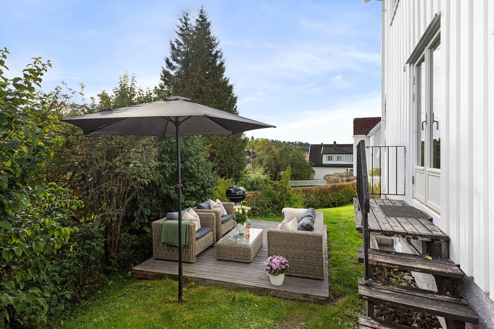 Romslig platting - et perfekt sted for grill, utemøbler og hyggelige sommerdager. Galleribilde