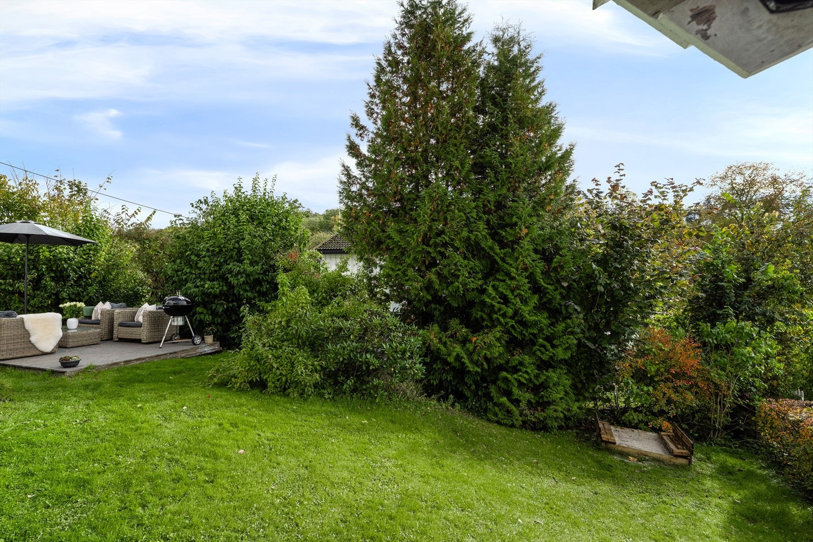 Hage er en grønn oase på sommeren og svært godt skjermet. Galleribilde