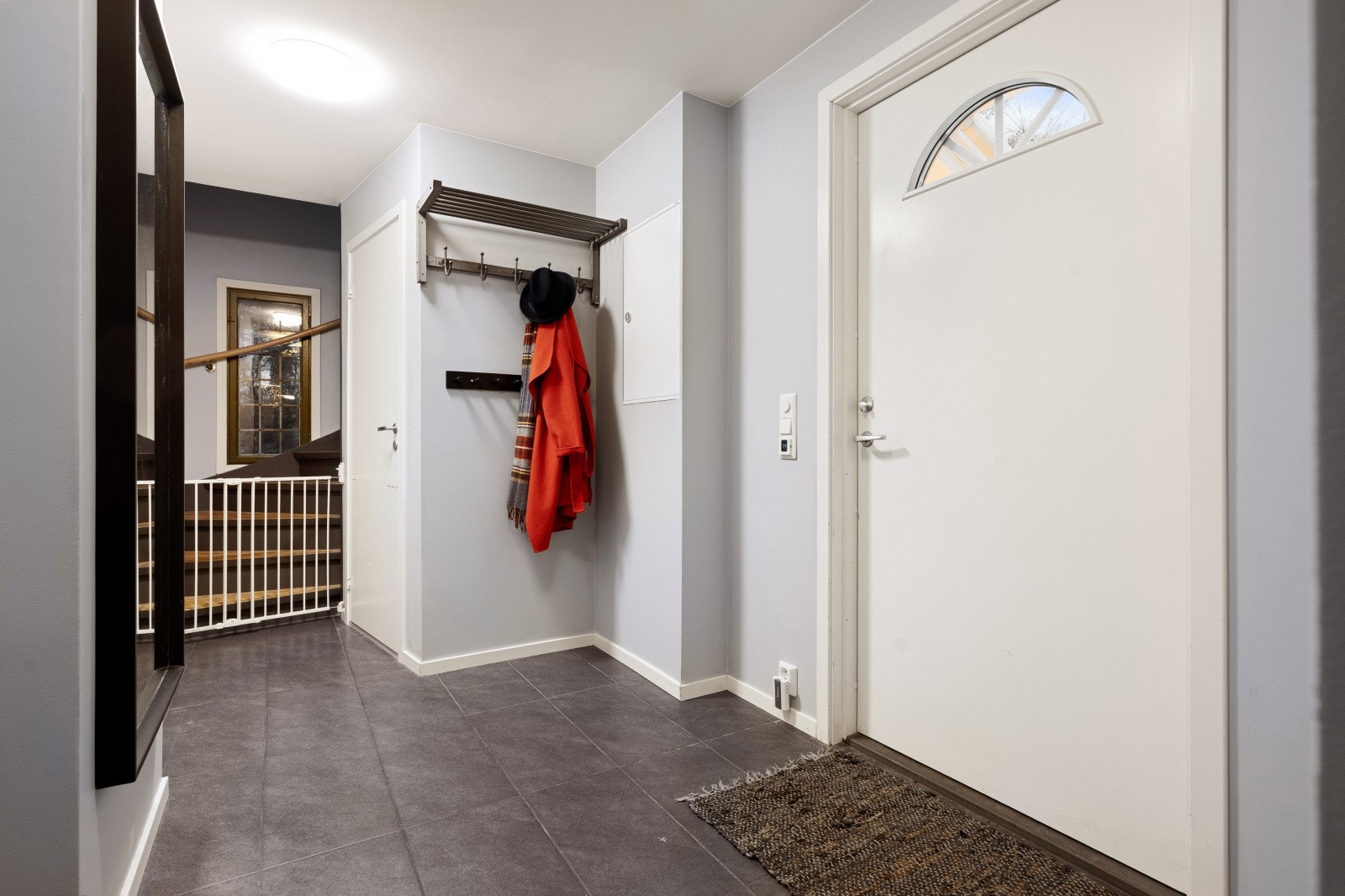 Velkommen inn! Fliser på gulvet med varmekabler. Galleribilde