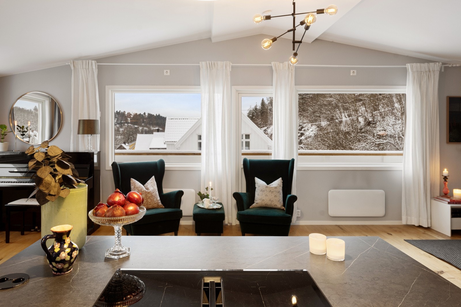 Åpen kjøkken/stue løsning gjør rommet sosialt og åpent. Takhøyde på 2,87 meter. Galleribilde