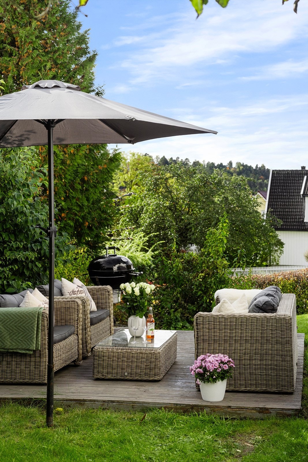 Det er bygget platting i hagen hvor selger har hatt en sofagruppe. Her kan du slappe av etter jobb og barna løper rundt. Galleribilde