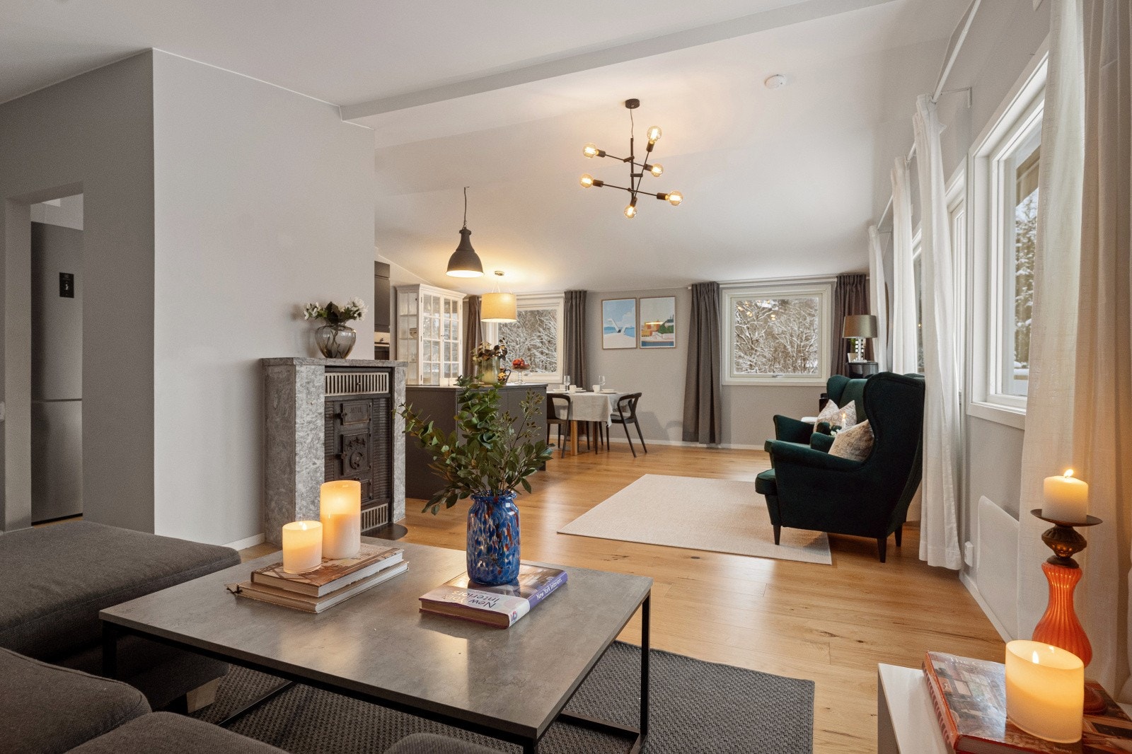 Åpen stue og kjøkkenet hvor du kan innrede akkurat slik du ønsker seg. Mye vinduer og lys inn fra alle 4 sider. Galleribilde