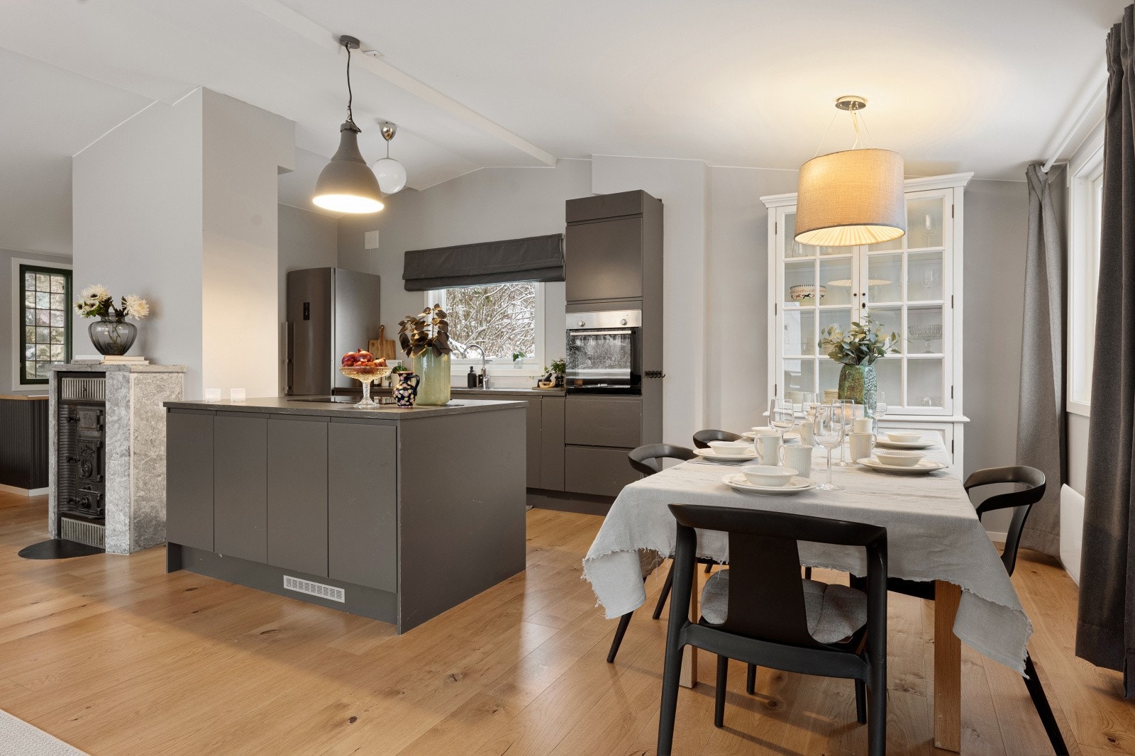 Boligen er pusset opp i 2021 med nytt kjøkken, vinduer, overflater og rør. Galleribilde