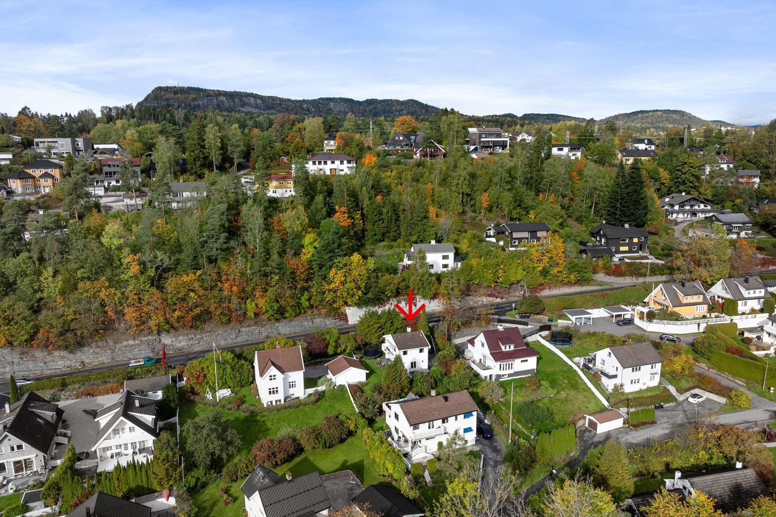 Sogner til Blommenholm skole hvor de går Bekkeveien og ut på Halvorsenes vei som er trafikkstengt mellom kl 07-09 Galleribilde