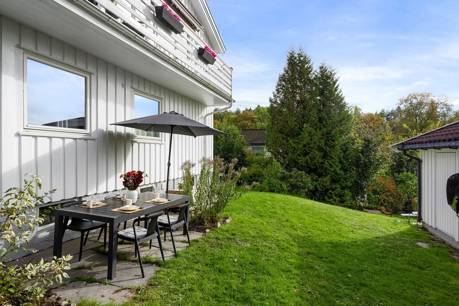 Perfekt hage for familieliv, med områder for både lek og ro. Galleribilde