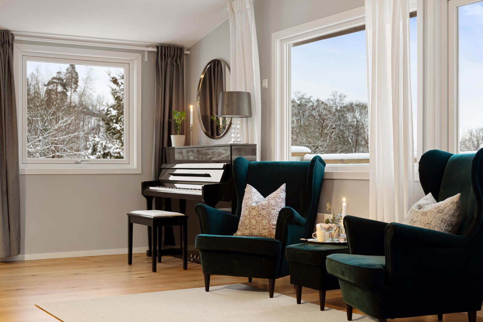 Romslig stue i 2. etg med mye vinduer fra 2021. Utgang til balkongen med kveldsol. Galleribilde