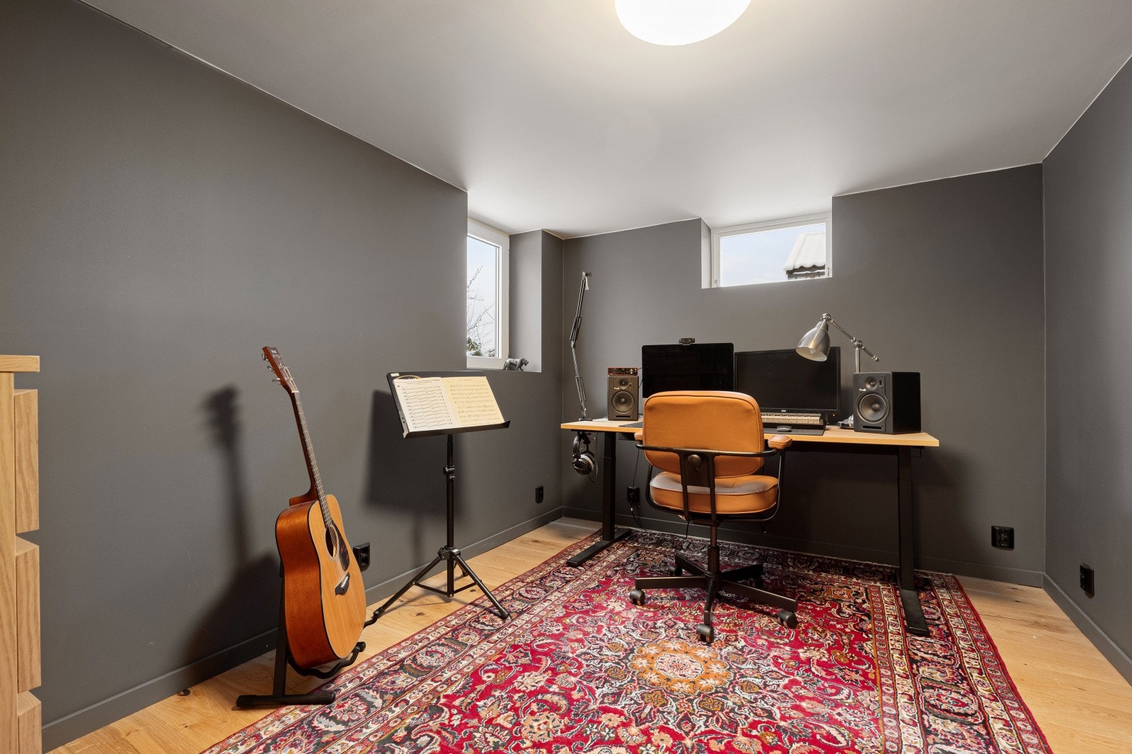 Rommet i underetasjen kan brukes som kontor, soverom eller spillrom.(ikke søkt om) Varme i gulvet og satt inn større vindu. Galleribilde