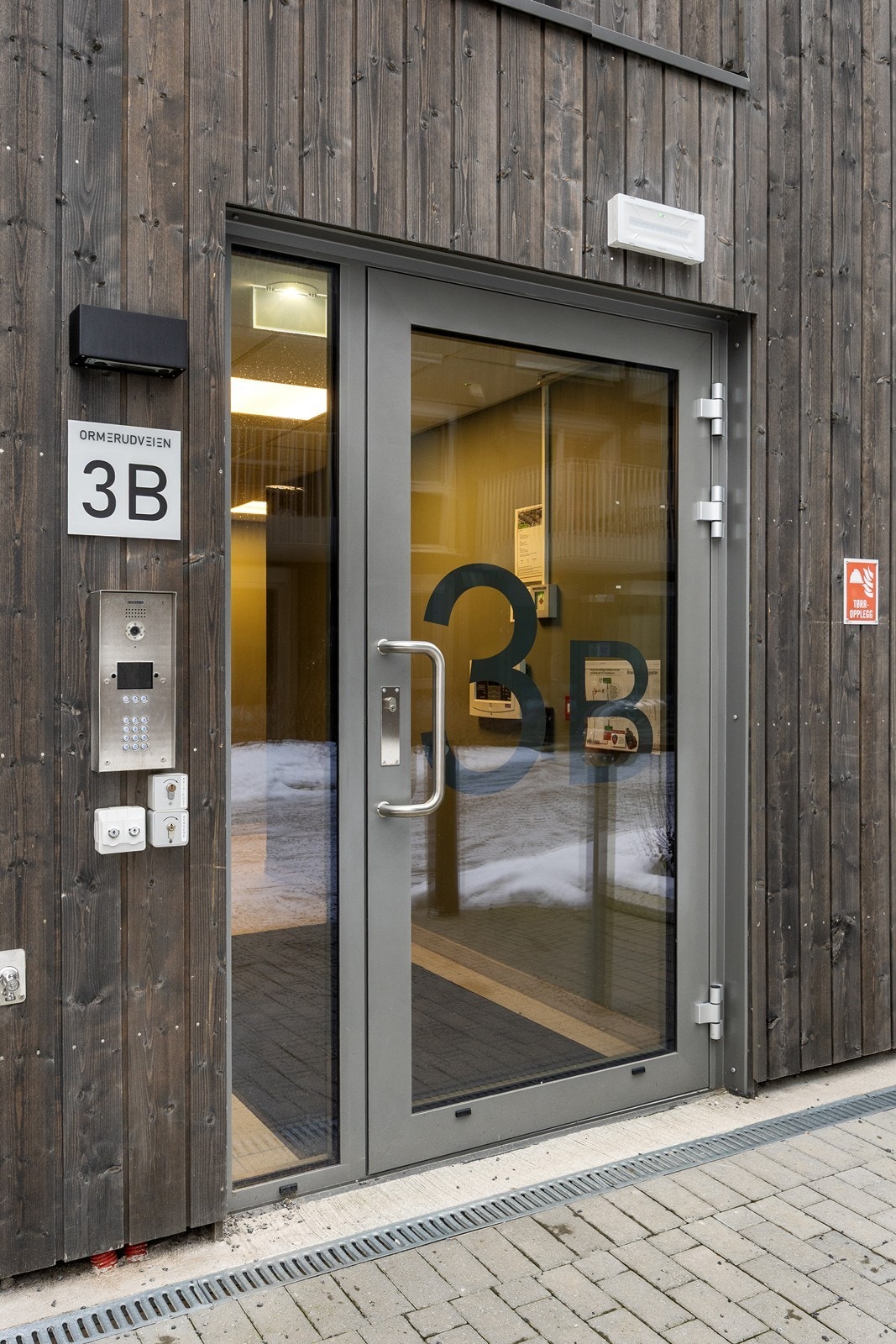 Inngangsparti til boligblokken. Galleribilde