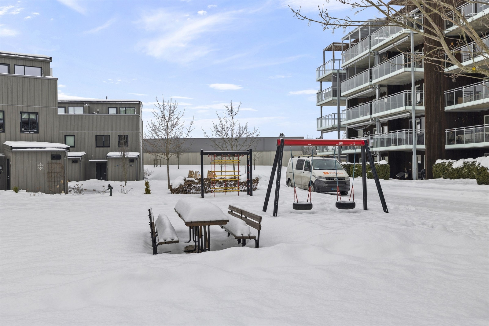 For barnefamilier er det lekeplass på fellesområdet og kort vei til Romsaas litteraturbarnehage. Galleribilde