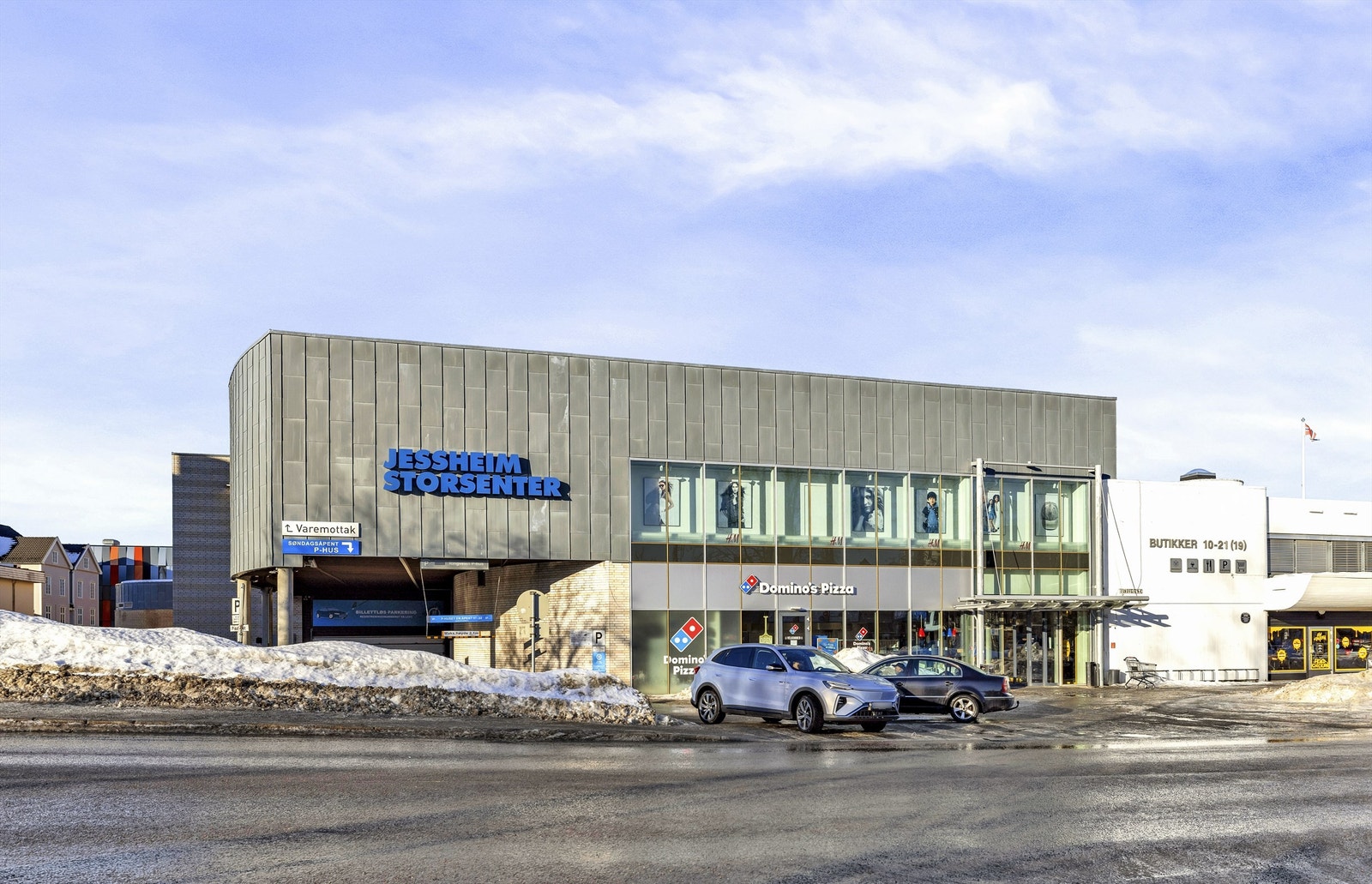 Jessheim Storsenter, med 145 butikker og spisesteder, er et naturlig samlingspunkt i nærheten. Galleribilde