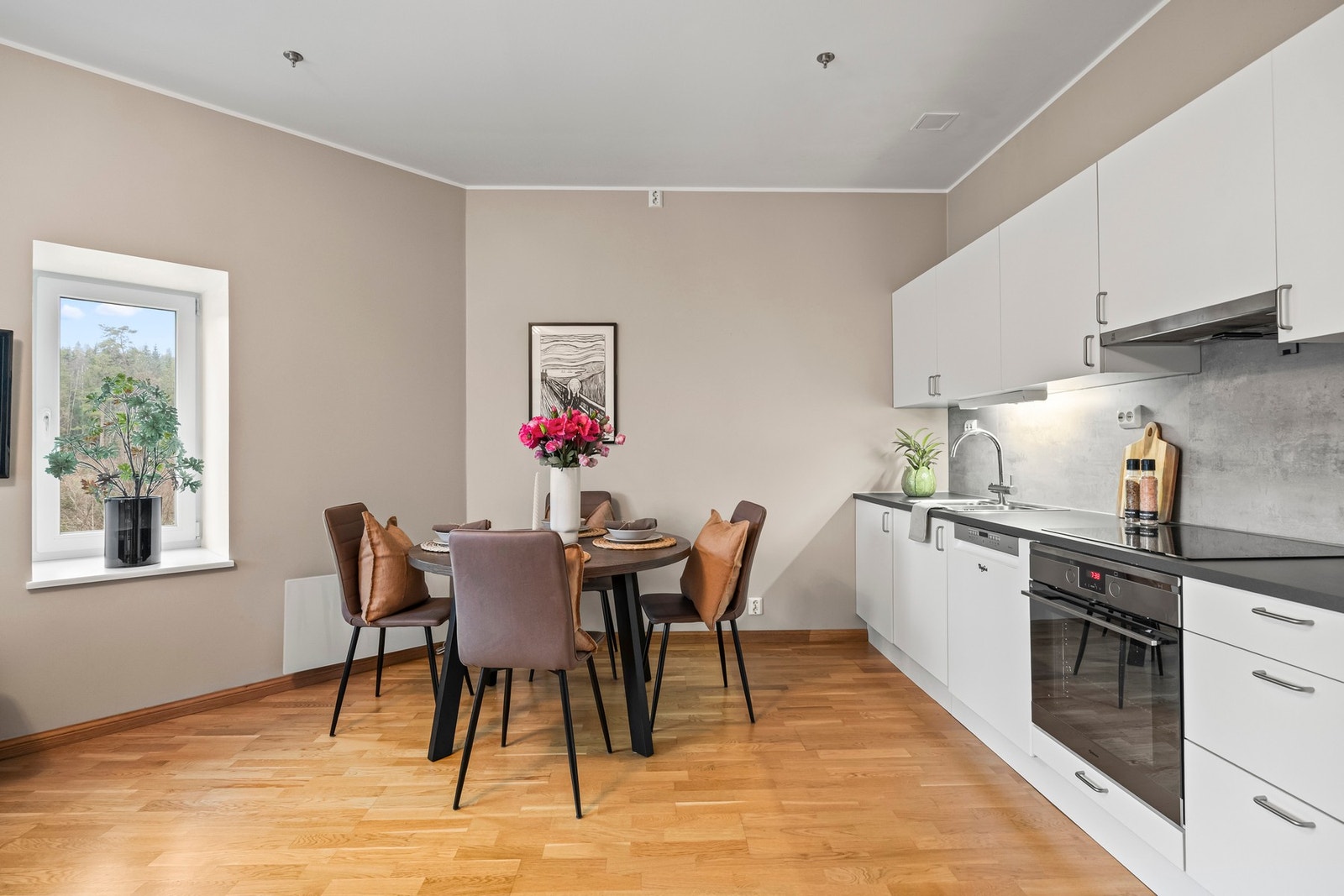 Ved kjøkkenet kan det passe å sette inn en spisegruppe. Galleribilde