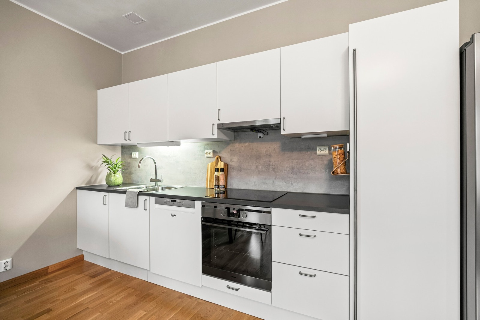 Laminat benkeplate, og nedfelt kum i rustfritt stål. Galleribilde