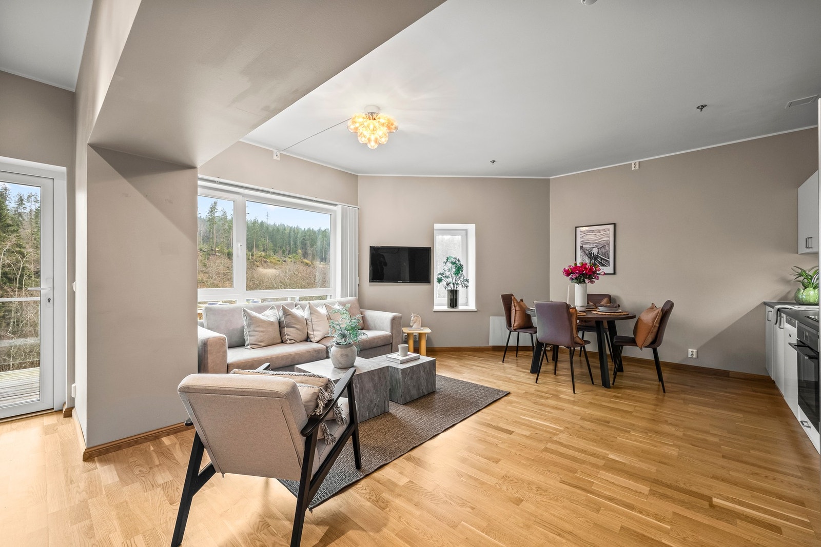 Stuen kan innredes med sofa, Tv-møblement og spisebord. Galleribilde