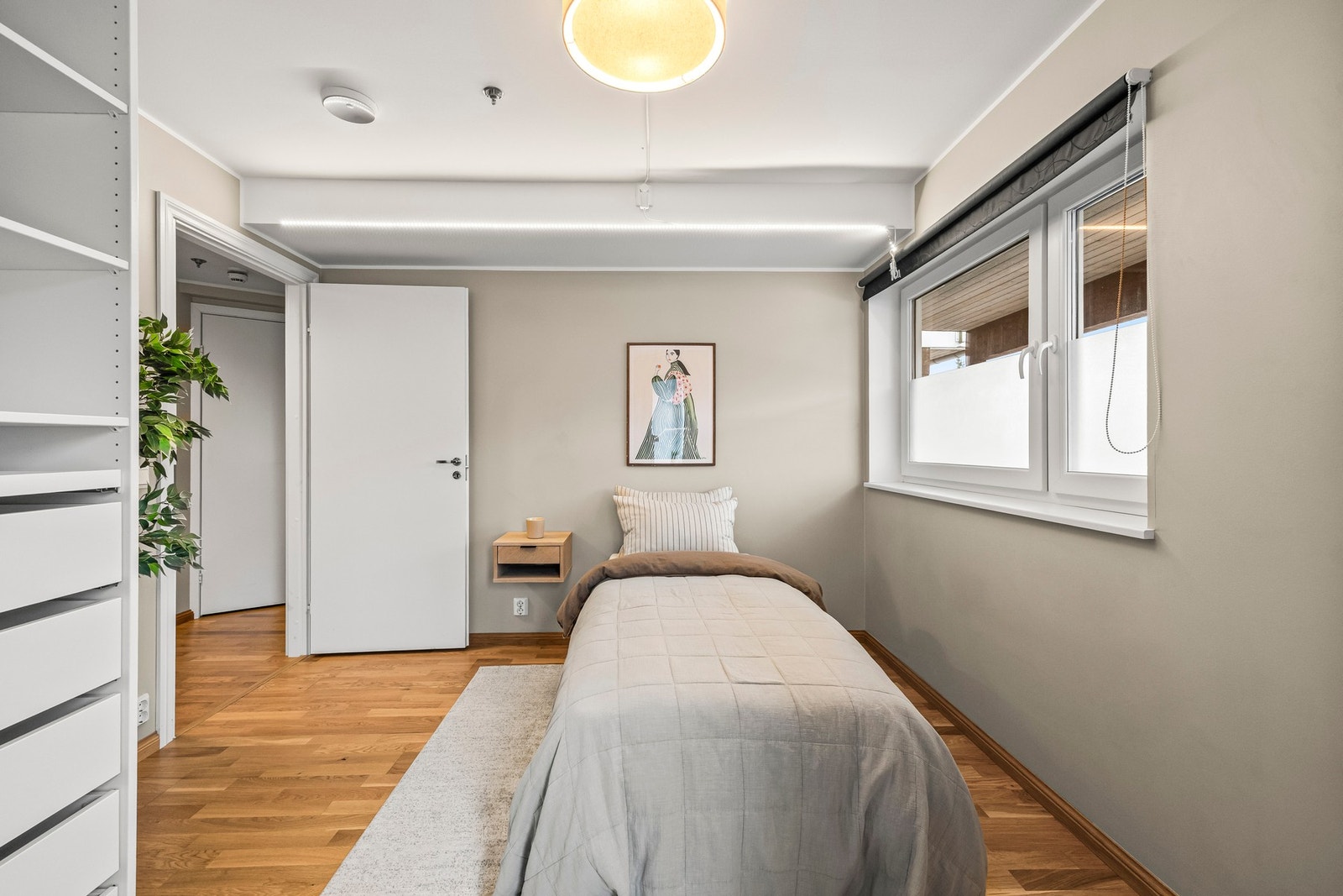 Vinduene er delvis glassert, for å skjerme for innsyn. Galleribilde