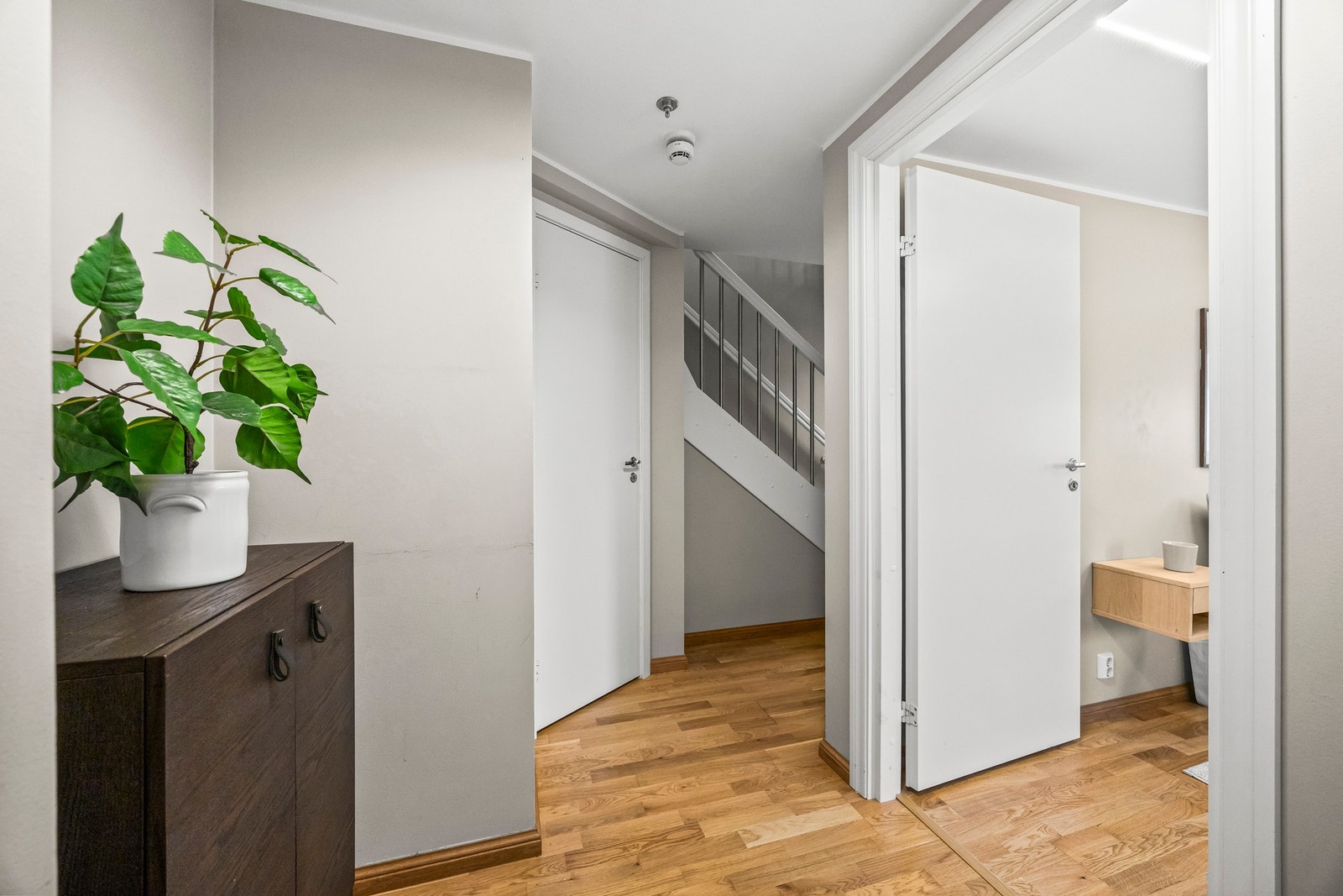 Under trappen er det en praktisk innvendig bod. Galleribilde