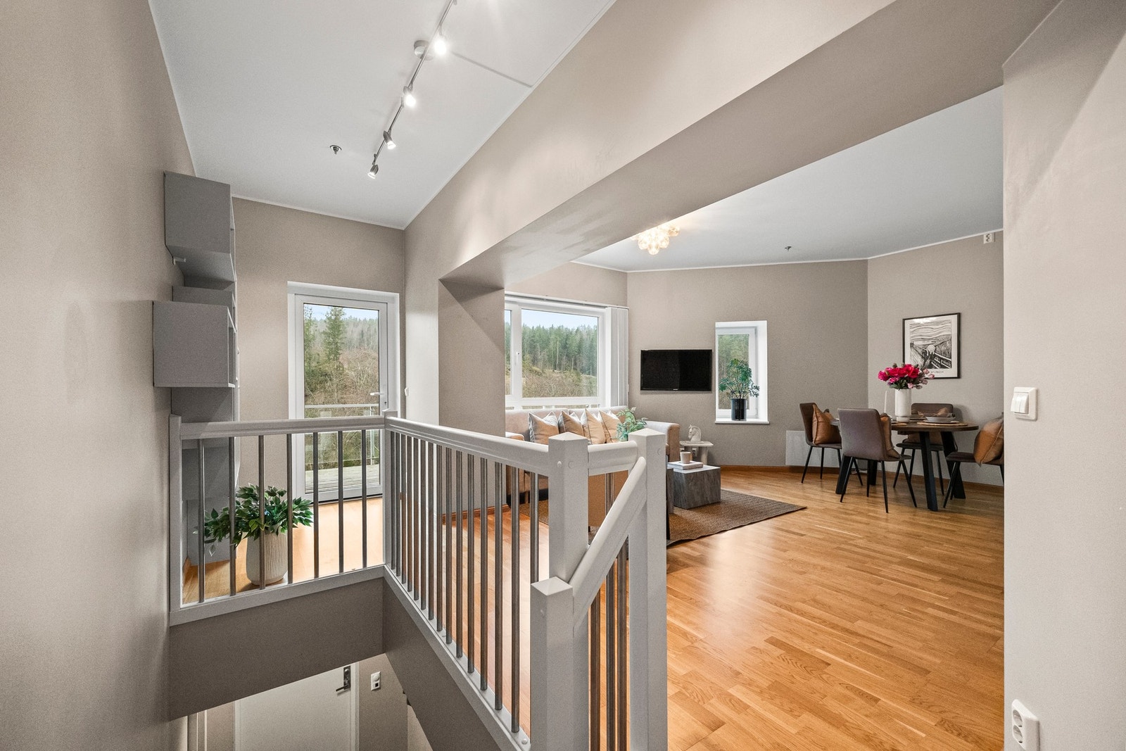 Lys stue med åpen kjøkkenløsning. Galleribilde