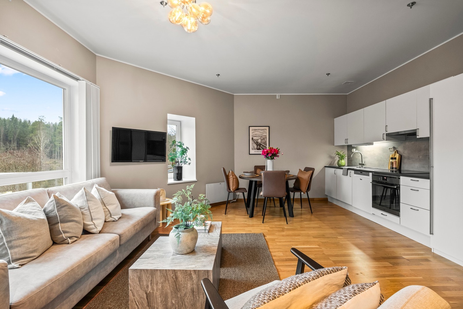 Rommet har malte veggflater og parkettgulv. Galleribilde