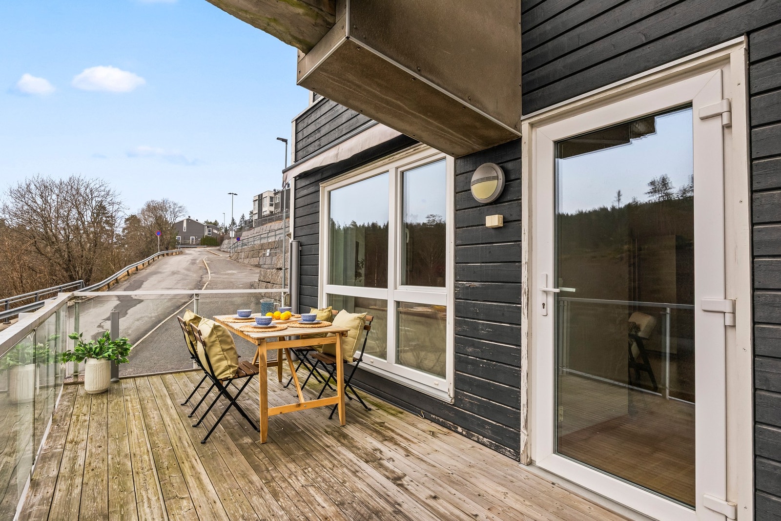 Her kan det møbleres med loungegruppe, elektrisk grill, lykter etc. Galleribilde