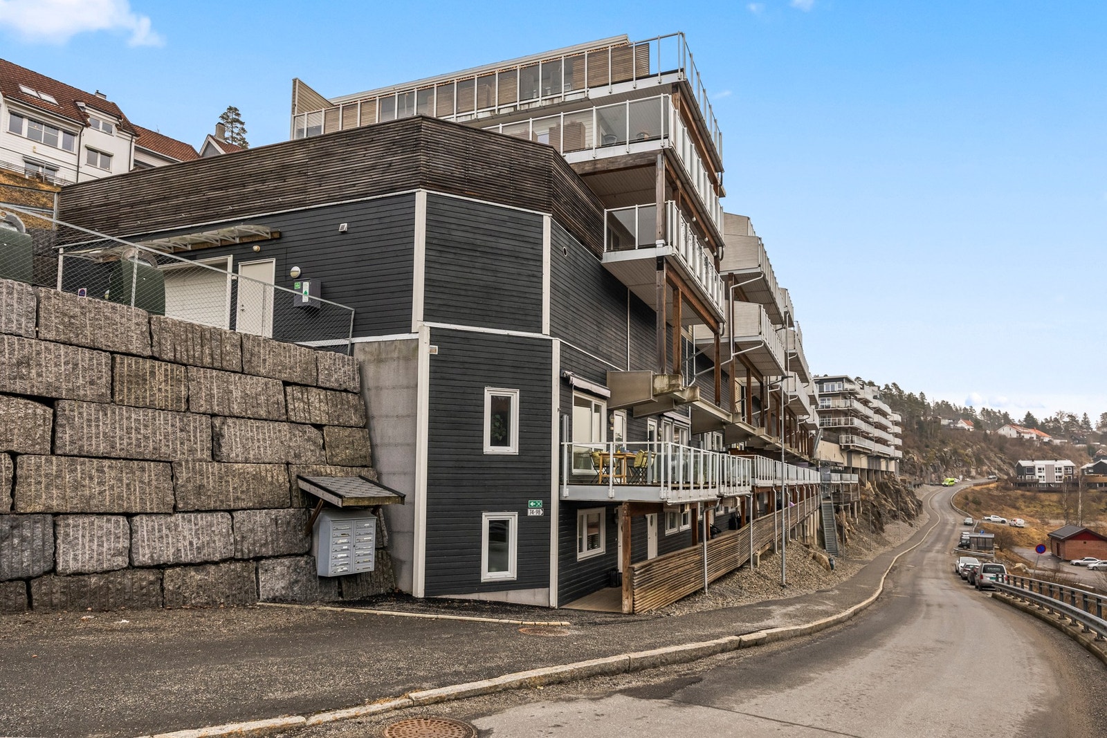 Leiligheten ligger på hjørnet av blokken. Galleribilde