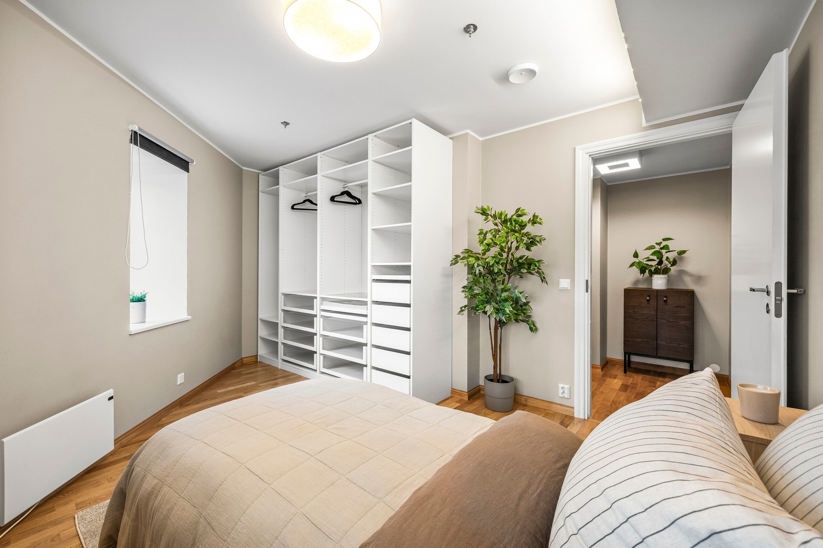 Mulighet å legge inn et garderobeskap for klær og annet klestilbehør. Galleribilde