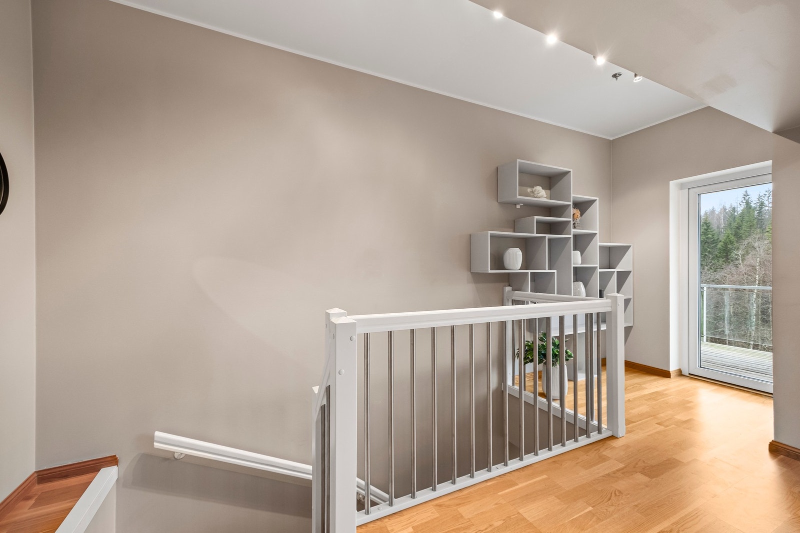 Trappene tar deg med oppover til 2. etasje. Galleribilde
