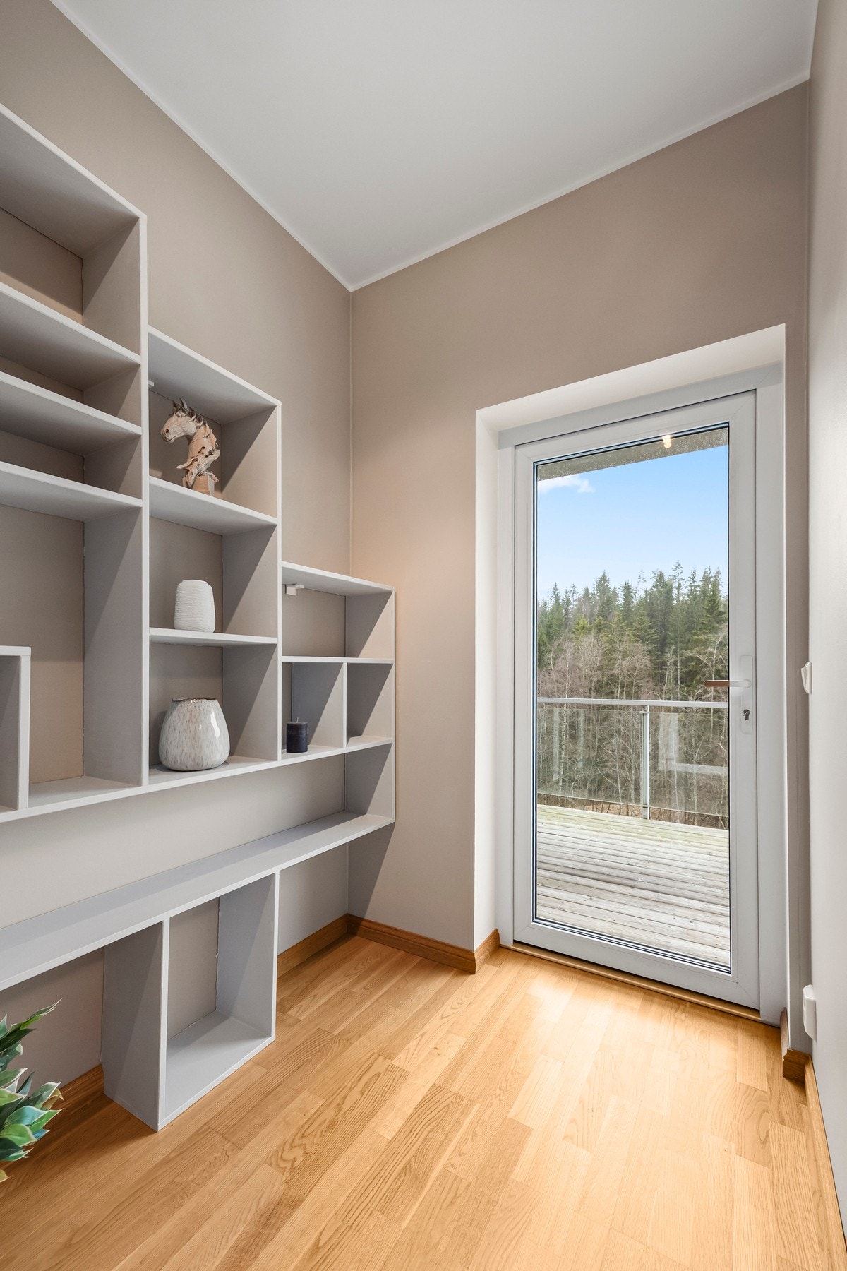 Fra stuen er det utgang til en romslig terrasse på ca. 13 kvm. Galleribilde