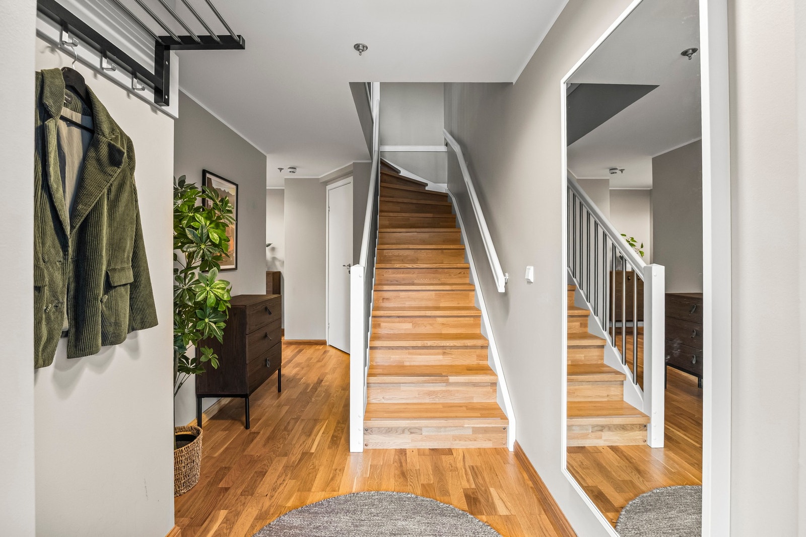 Entréen er innredet med skohylle, veggfestet hylle og knagg til ytterjakker. Galleribilde