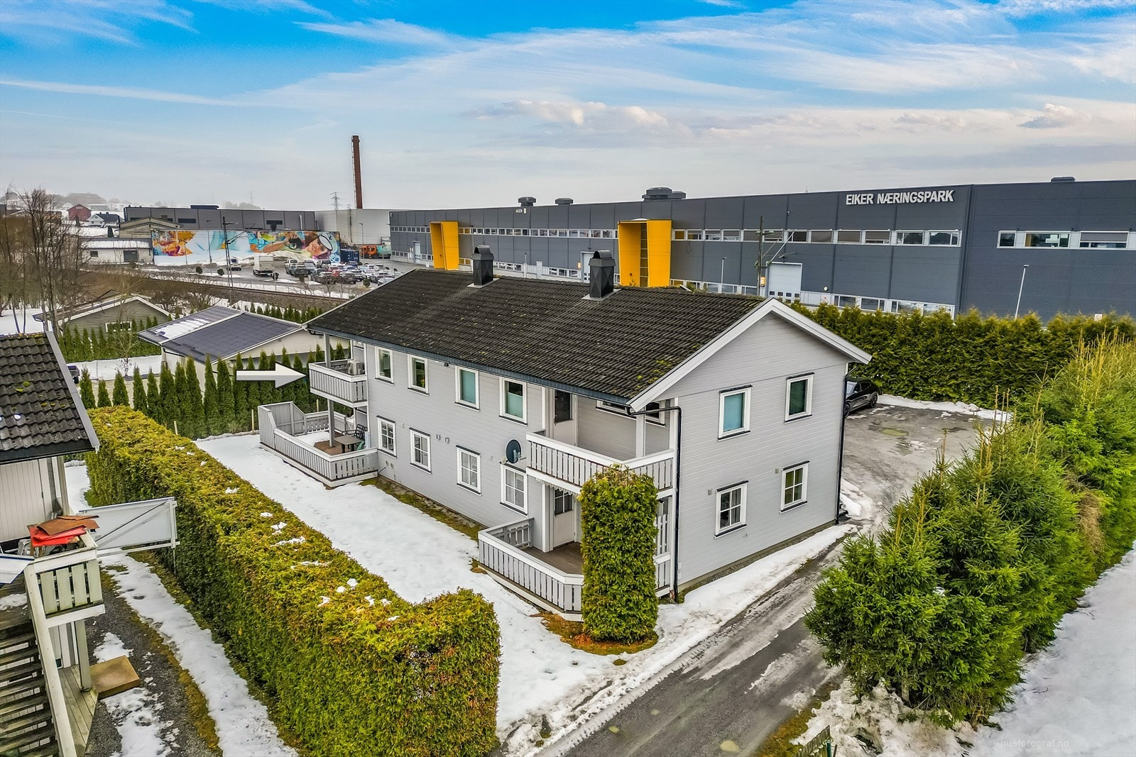 Eiet tomt. Tomten er pent opparbeidet med gressplen, hekk og gruslagt gårdsplass. Galleribilde