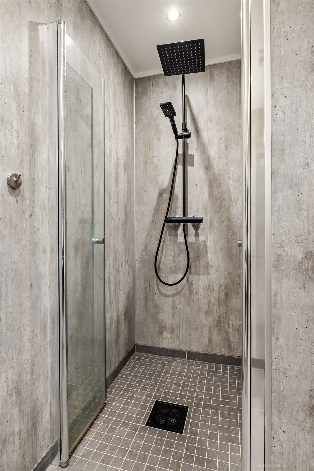 Videre er badet utstyrt med dusjnisje med regndusjarmatur og innfellbar dusj dør, toalett og det er opplegg for vaskemaskin. Galleribilde