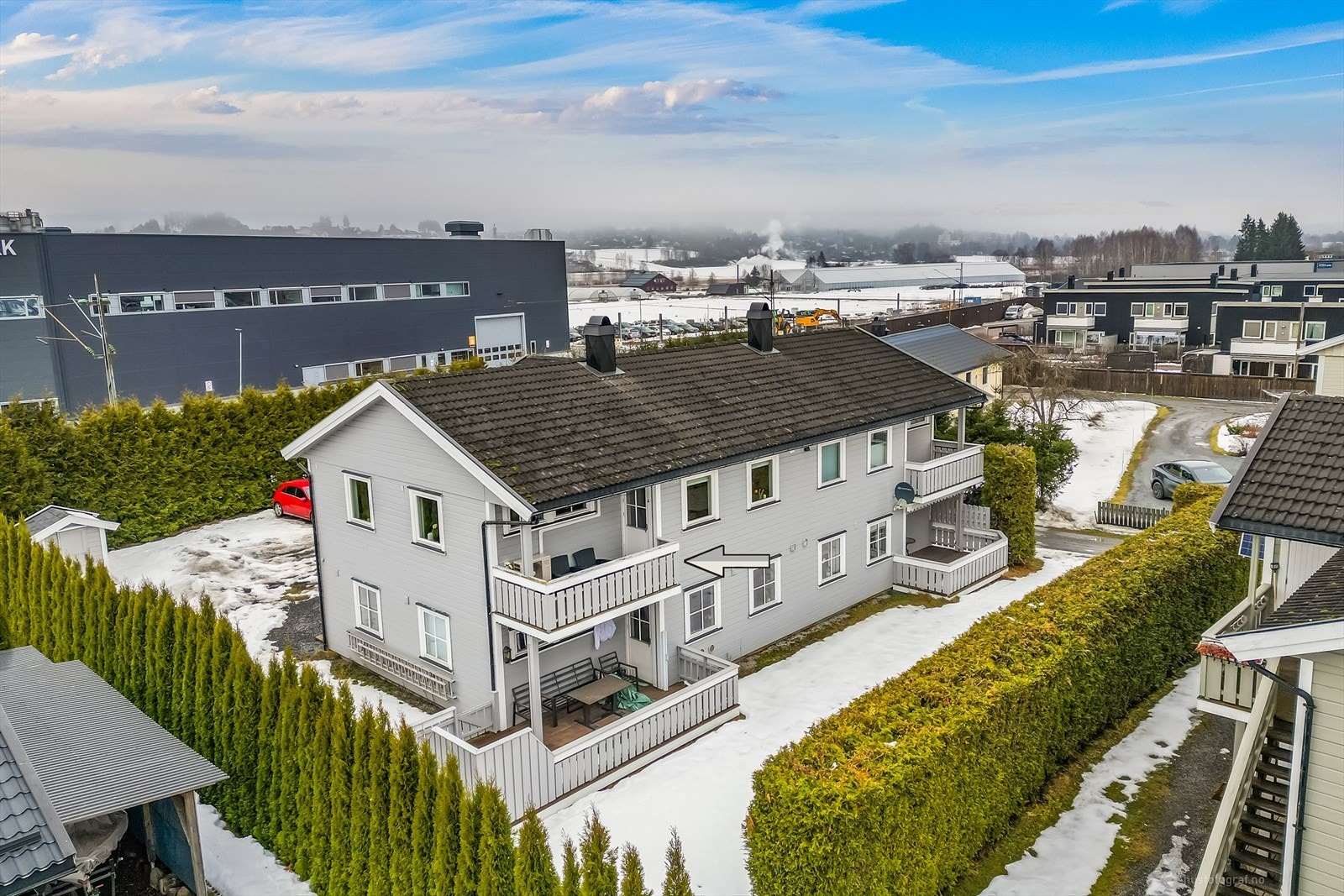 Leiligheten ligger i 2.etasje og byr på: Entré, 2 soverom, bad, bod og stue/kjøkken. Galleribilde