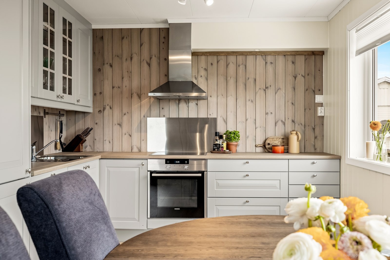 Kjøkkenet er utstyrt med hvitevarer som kjøl/fryseskap, oppvaskmaskin, platetopp og stekeovn. Det er kjøkkenventilator med avtrekk ut. Galleribilde