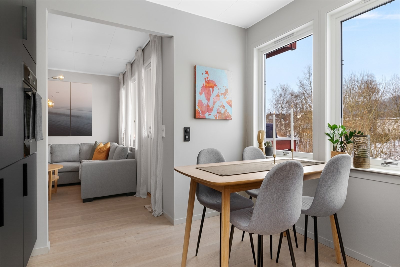 Det er lagt nye gulv på stue, kjøkken, gang og ett soverom. Galleribilde