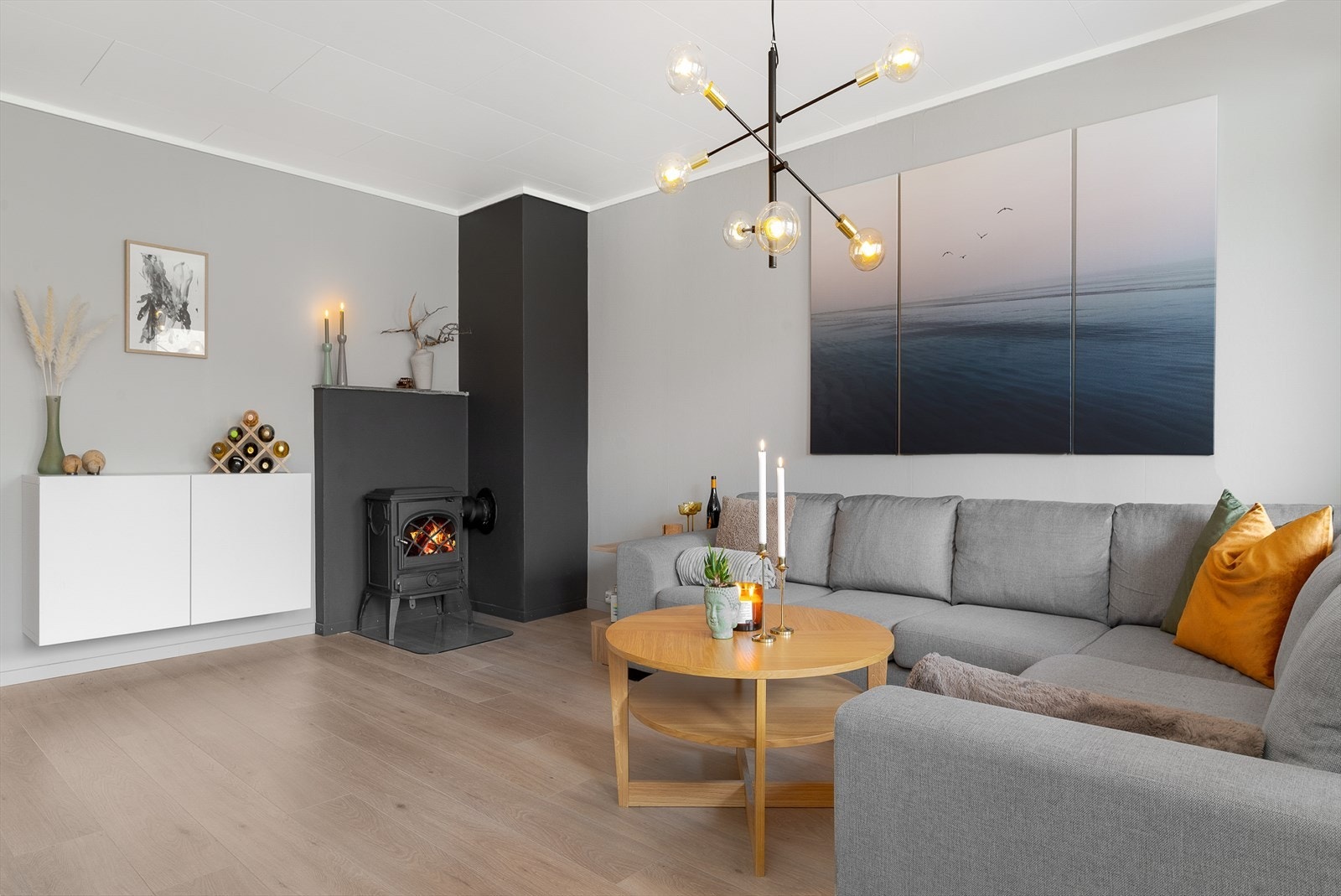 Stuen er utstyrt med vedovn for lun og god varme på ekstra kalde dager. Galleribilde