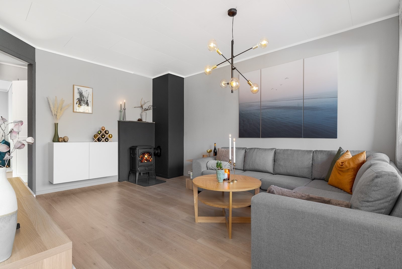 Stuen er malt i lyse og delikate farger. Galleribilde