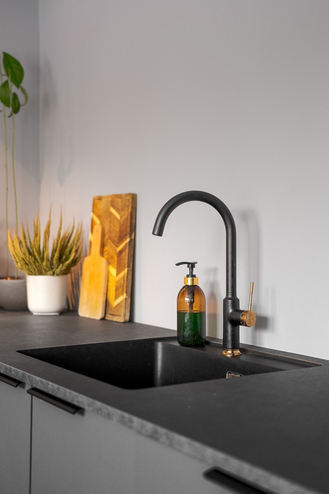 Nytt avtrekkssystem, Sigdal kjøkkeninnredning, hvitevarer fra Electrolux og Røroshetta. Galleribilde