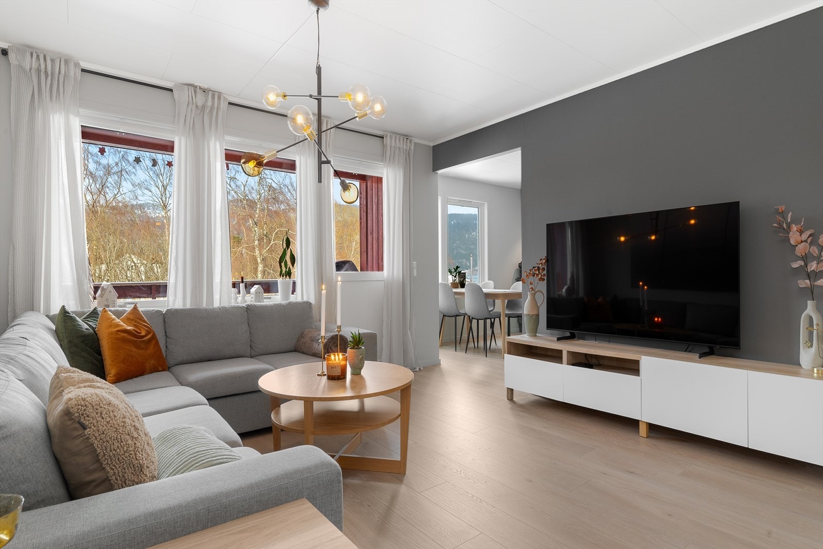 Store vindusflater bidrar til godt lysinnslipp. Galleribilde